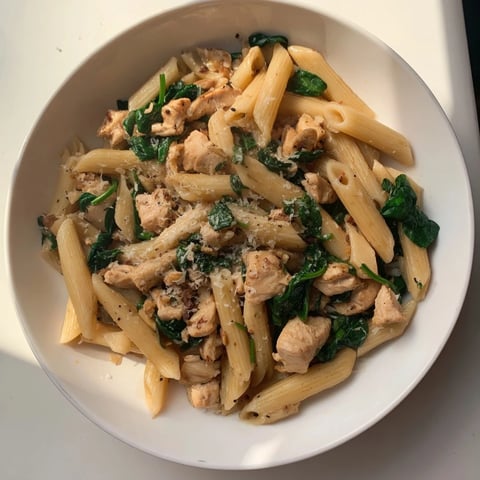 Savory One-Pot Spinach and Chicken Pasta with tender chicken and wilted spinach, ready to serve.