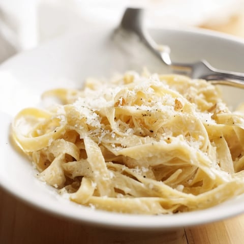 Creamy roasted garlic cream pasta with tender fettuccine noodles tossed in a velvety sauce, topped with fresh parsley and grated Parmesan.  