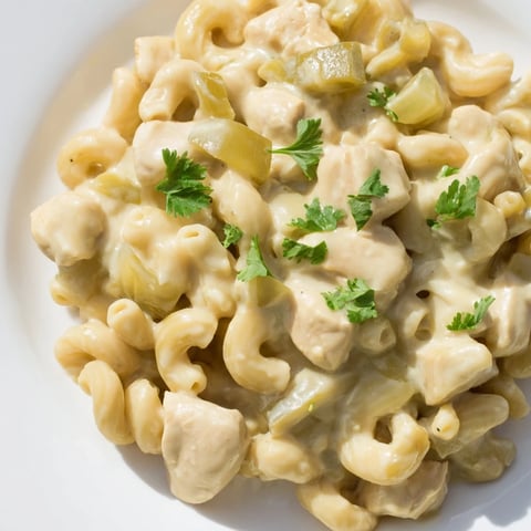 Creamy Green Chili Chicken Mac served hot in a skillet, topped with fresh cilantro and sliced jalapeño for a Southwestern twist.